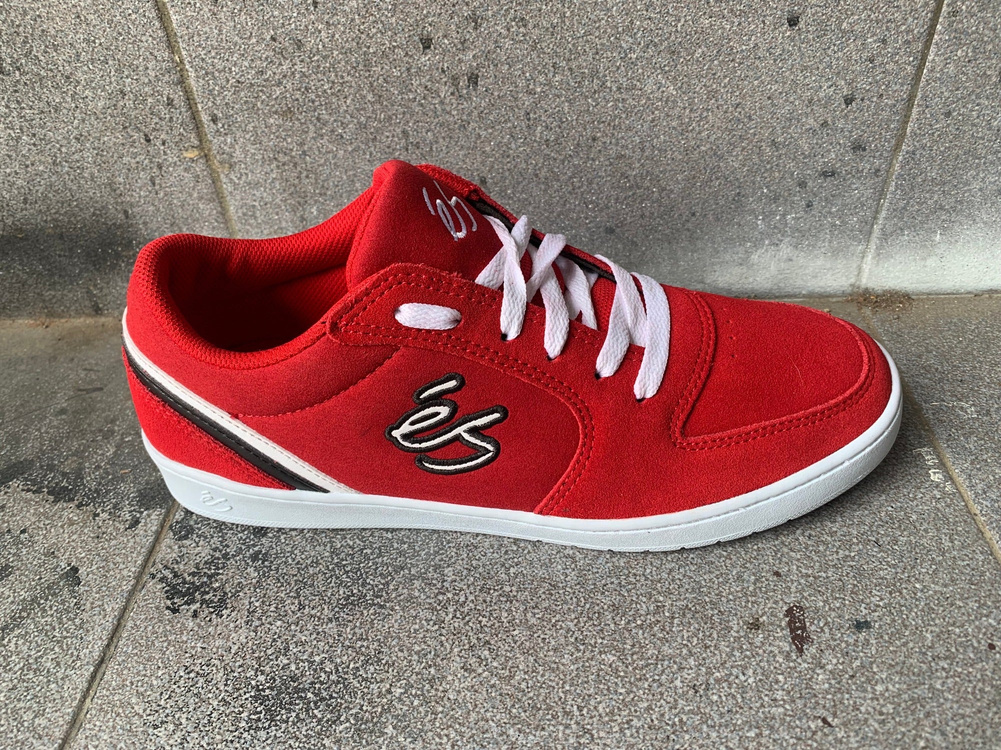 Es 2025 shoes red